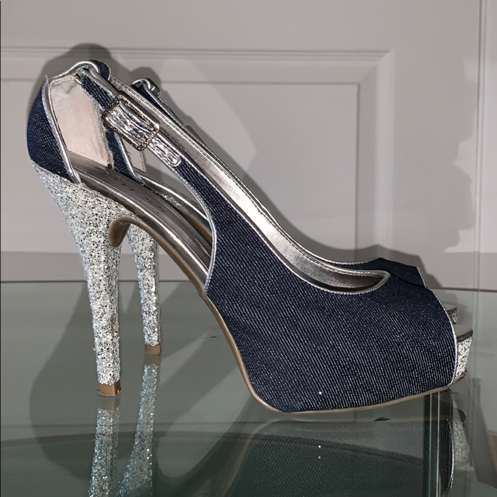 GUESS. Hondola. Blue Jean fabric. Peep toe. Pumps